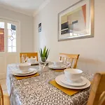 Apartman 131 - Spacious 2 Bed With Parking *