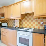 131 - Spacious 2 Bed With Parking Apartman
