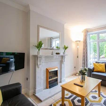 131 - Spacious 2 Bed With Parking *