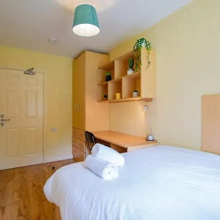 131 - Spacious 2 Bed With Parking *