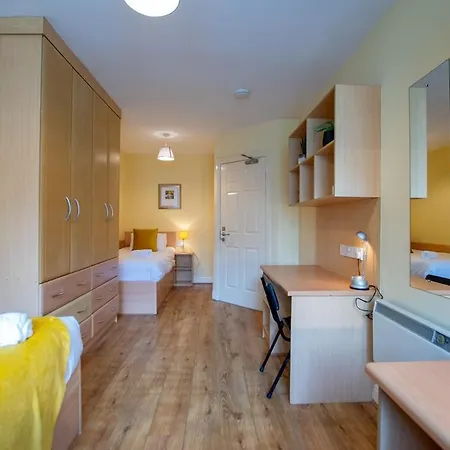 131 - Spacious 2 Bed With Parking Apartment *