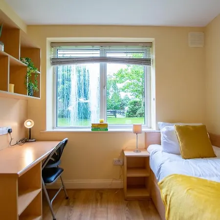 131 - Spacious 2 Bed With Parking *