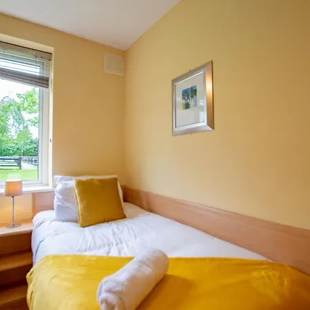 131 - Spacious 2 Bed With Parking Apartment