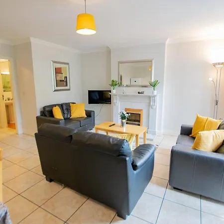 131 - Spacious 2 Bed With Parking *