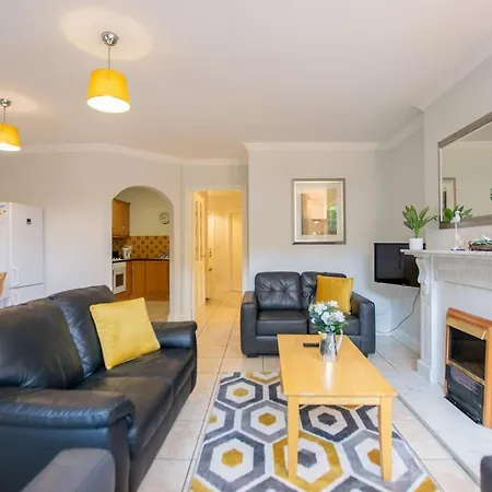 131 - Spacious 2 Bed With Parking Apartment *