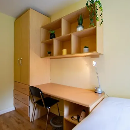 131 - Spacious 2 Bed With Parking Apartment