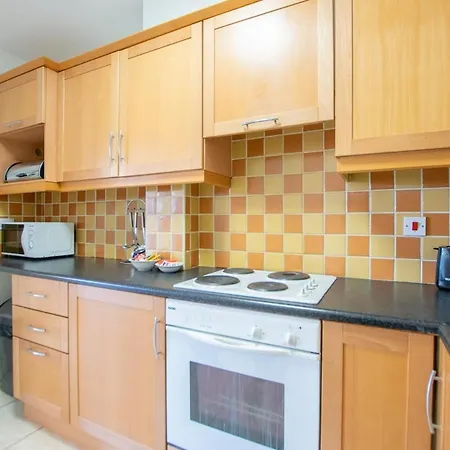 131 - Spacious 2 Bed With Parking Apartment