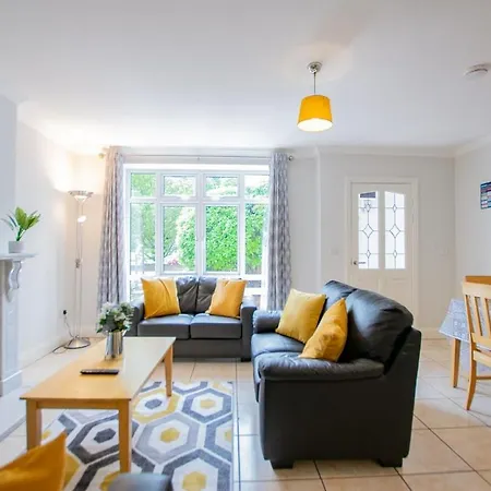 131 - Spacious 2 Bed With Parking Apartment *