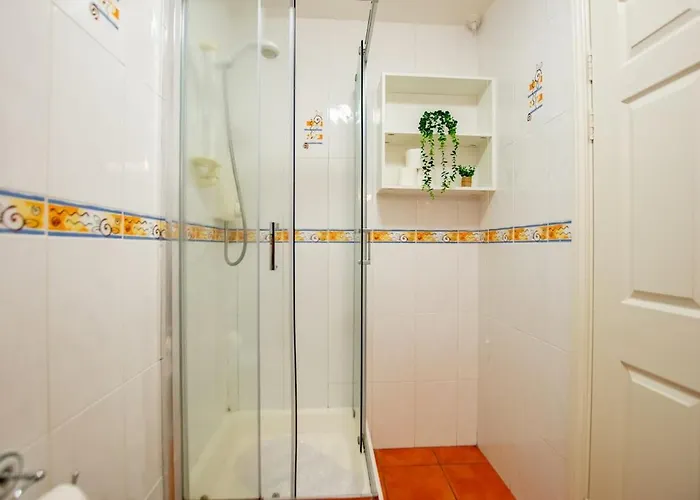 131 - Spacious 2 Bed With Parking Apartment *